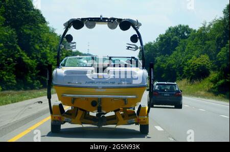 Bowling Green, Kentucky, USA - 16. Juni 2021 - EIN LKW, der ein Boot auf der Autobahn Interstate 65 schleppt Stockfoto