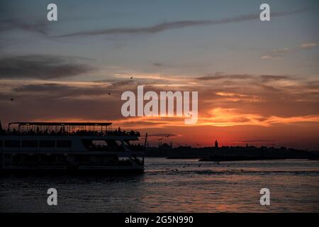 Istanbul, Türkei. Juni 2021. Während des Sonnenuntergangs fährt eine Fähre am Strand von Kadikoy vorbei. (Foto von Onur Dogman/SOPA Images/Sipa USA) Quelle: SIPA USA/Alamy Live News Stockfoto