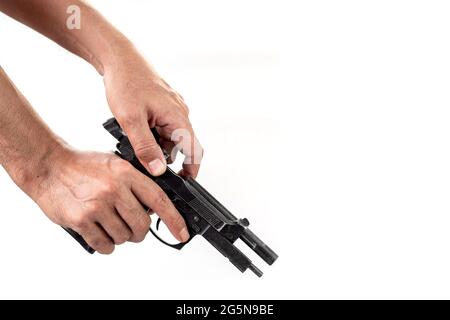 Hand hält eine Waffe mit einem geladenen Magazin isoliert auf weißem Hintergrund. Stockfoto