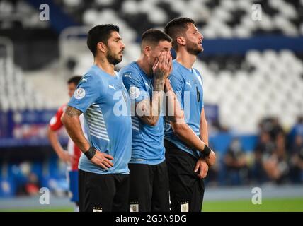 Uruguays Luis Suarez ist bei einem Fußballspiel der Copa America gegen Paraguay im Nilton Santos-Stadion in Rio de Janeiro, Brasilien, gedeutet 28. Juni 2021 Stockfoto