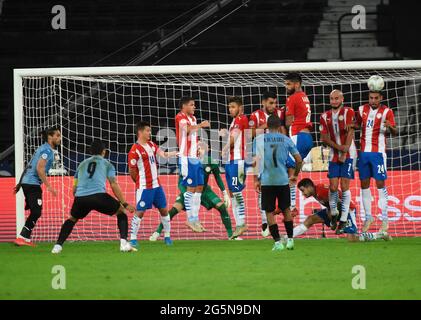 Uruguays Luis Suarez ist bei einem Fußballspiel der Copa America gegen Paraguay im Nilton Santos-Stadion in Rio de Janeiro, Brasilien, gedeutet 28. Juni 2021 Stockfoto