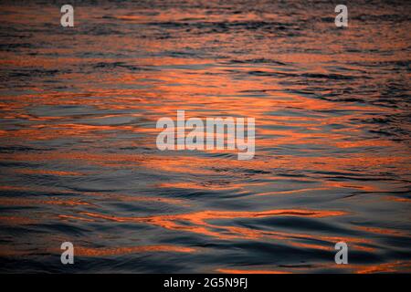 Istanbul, Türkei. Juni 2021. Der Sonnenuntergang spiegelt sich auf dem Meer am Strand von Istanbul Kadikoy wider. Kredit: SOPA Images Limited/Alamy Live Nachrichten Stockfoto