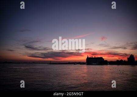 Istanbul, Türkei. Juni 2021. Eine wunderschöne Aussicht auf den Sonnenuntergang an Istanbuls Kadikoy Küste. Kredit: SOPA Images Limited/Alamy Live Nachrichten Stockfoto