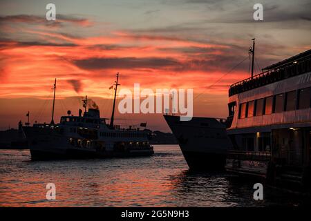 Istanbul, Türkei. Juni 2021. Der Sonnenuntergang spiegelt sich an den Fenstern der Fähren an Istanbuls Kadikoy-Küste wider. Kredit: SOPA Images Limited/Alamy Live Nachrichten Stockfoto