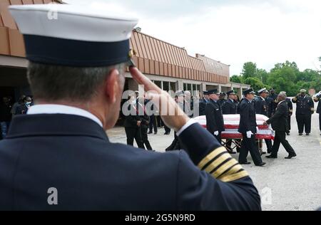 St. Louis, Usa. Juni 2021. Dennis Jenkerson, Feuerwehrchef von St. Louis, begrüßt die Schatulle des St. Louis Feuerwehrmpers Rodney Heard, Sr., während eines Gedenkgottesdienstes in St. Louis am Montag, dem 28. Juni 2021. Heard, Sr., starb am 15. Juni 2021 im Dienstbetrieb an Komplikationen aufgrund von COVID-19. Foto von Bill Greenblatt/UPI Credit: UPI/Alamy Live News Stockfoto