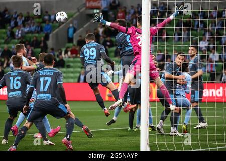 MELBOURNE, AUSTRALIEN - 27. JUNI: Adam Le Fondre vom Sydney FC führt den Ball während des A-League Grand-Final Fußballmatches zwischen dem Melbourne City FC und dem Sydney FC am 27. Juni 2021 im AAMI Park in Melbourne, Australien. (Foto von Dave Hewison/Speed Media) Stockfoto