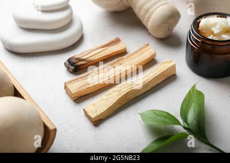 Wunderschöne Spa-Komposition mit Palo Santo auf hellem Hintergrund Stockfoto