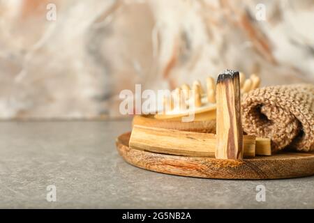 Wunderschöne Spa-Komposition mit Palo Santo auf dem Tisch Stockfoto