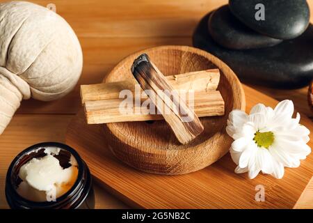 Wunderschöne Spa-Komposition mit Palo Santo auf dem Tisch Stockfoto