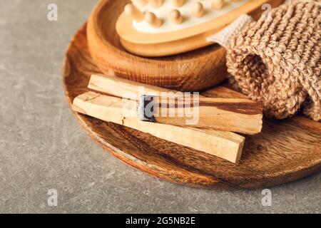 Wunderschöne Spa-Komposition mit Palo Santo auf dem Tisch, Nahaufnahme Stockfoto