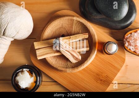 Wunderschöne Spa-Komposition mit Palo Santo auf dem Tisch Stockfoto