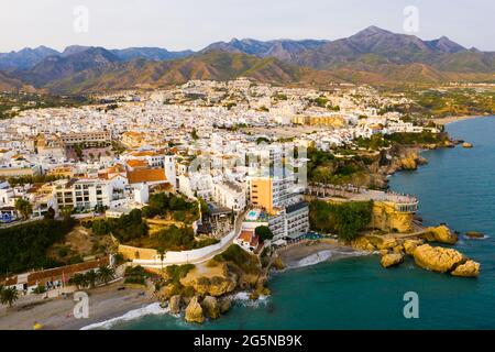 Blick von der Drohne auf die mediterrane Küstenstadt Nerja, Spanien Stockfoto