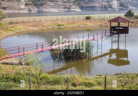 Kleine Brücke, Pavillon und Mini-Teich in einer Villengegend in den Rhodopen Stockfoto