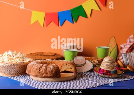 Traditionelles Essen für die Festa Junina (Junifest) auf farbigem Hintergrund Stockfoto