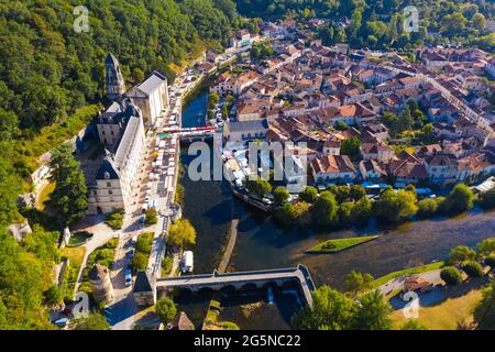 Luftaufnahme von Brantome en Perigord mit Blick auf das Rathaus, Frankreich Stockfoto