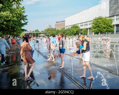 Moskau, Russland, 26. Juni 2021. Erwachsene und Kinder baden in den Jets des Brunnens im Muzeon Park. Wasserunterhaltung für die Stadtbewohner auf einem Stockfoto