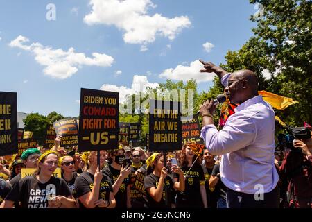 Washington, DC, USA, 28. Juni 2021. Im Bild: Der Kongressabgeordnete Jamaal Bowman (D-NY) spricht auf dem Lafayette Square vor dem Weißen Haus zu Hunderten von Demonstranten. Demonstranten sind junge Erwachsene, die Mitglieder der Sunrise Movement sind. Sie haben 3 Forderungen an die Regierung Biden: Keine Klimakompromisse mit den Republikanern des Kongresses, Treffen mit der Sunrise-Bewegung und die Schaffung eines zivilen Naturschutzkorps. Kredit: Allison Bailey / Alamy Live Nachrichten Stockfoto