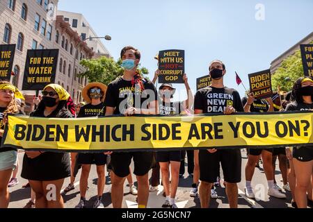 Washington, DC, USA, 28. Juni 2021. Im Bild: Demonstranten marschieren auf dem Weg zum Weißen Haus die Pennsylvania Avenue entlang und fragen, auf welcher Seite Präsident Biden steht. Demonstranten sind junge Erwachsene, die Mitglieder der Sunrise Movement sind. Sie haben 3 Forderungen der Regierung Biden: Keine Klimakompromisse mit den Republikanern des Kongresses, ein Treffen mit der Sunrise-Bewegung und die Schaffung eines zivilen Naturschutzkorps. Kredit: Allison Bailey / Alamy Live Nachrichten Stockfoto