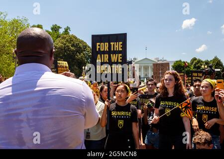Washington, DC, USA, 28. Juni 2021. Im Bild: Der Kongressabgeordnete Jamaal Bowman (D-NY) spricht auf dem Lafayette Square vor dem Weißen Haus zu Hunderten von Demonstranten. Demonstranten sind junge Erwachsene, die Mitglieder der Sunrise Movement sind. Sie haben 3 Forderungen an die Regierung Biden: Keine Klimakompromisse mit den Republikanern des Kongresses, Treffen mit der Sunrise-Bewegung und die Schaffung eines zivilen Naturschutzkorps. Kredit: Allison Bailey / Alamy Live Nachrichten Stockfoto