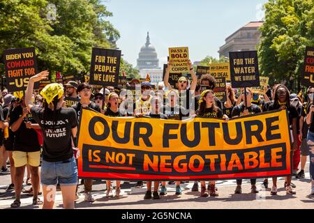 Washington, DC, USA, 28. Juni 2021. Im Bild: Hunderte von Demonstranten marschieren auf dem Weg zum Weißen Haus die Pennsylvania Avenue entlang. Demonstranten sind junge Erwachsene, die Mitglieder der Sunrise Movement sind. Sie haben 3 Forderungen der Regierung Biden: Keine Klimakompromisse mit den Republikanern des Kongresses, ein Treffen mit der Sunrise-Bewegung und die Schaffung eines zivilen Naturschutzkorps. Kredit: Allison Bailey / Alamy Live Nachrichten Stockfoto