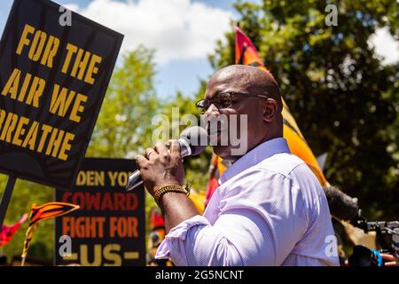 Washington, DC, USA, 28. Juni 2021. Im Bild: Der Kongressabgeordnete Jamaal Bowman (D-NY) spricht auf dem Lafayette Square vor dem Weißen Haus zu Hunderten von Demonstranten. Demonstranten sind junge Erwachsene, die Mitglieder der Sunrise Movement sind. Sie haben 3 Forderungen an die Regierung Biden: Keine Klimakompromisse mit den Republikanern des Kongresses, Treffen mit der Sunrise-Bewegung und die Schaffung eines zivilen Naturschutzkorps. Kredit: Allison Bailey / Alamy Live Nachrichten Stockfoto
