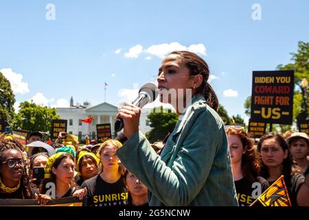 Washington, DC, USA, 28. Juni 2021. Im Bild: Die Kongressabgeordnete Alexandria Ocasio-Cortez (D-NY) spricht vor Hunderten von Demonstranten auf dem Lafayette Square vor dem Weißen Haus. Demonstranten sind junge Erwachsene, die Mitglieder der Sunrise Movement sind. Sie haben 3 Forderungen an die Regierung Biden: Keine Klimakompromisse mit den Republikanern des Kongresses, Treffen mit der Sunrise-Bewegung und die Schaffung eines zivilen Naturschutzkorps. Kredit: Allison Bailey / Alamy Live Nachrichten Stockfoto