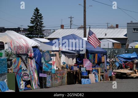 Portland, USA. Juni 2021. In Portland, Oregon, werden am 28. Juni 2021 heimatlose Zelte abgebildet, wo die Temperaturen ein Allzeithoch von 116 Grad Fahrenheit erreichten. (Foto von Alex Milan Tracy/Sipa USA) Quelle: SIPA USA/Alamy Live News Stockfoto