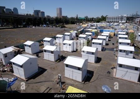 Portland, USA. Juni 2021. Ein Obdachlosenheim ist am 28. Juni 2021 in Portland, Oregon, abgebildet, wo die Temperaturen ein Allzeithoch von 116 Grad Fahrenheit erreichten. (Foto von Alex Milan Tracy/Sipa USA) Quelle: SIPA USA/Alamy Live News Stockfoto