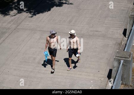 Portland, USA. Juni 2021. Am 28. Juni 2021 laufen die Menschen am Waterfront Park in Portland, Oregon, entlang, wo die Temperaturen ein Allzeithoch von 116 Grad Fahrenheit erreichten. (Foto von Alex Milan Tracy/Sipa USA) Quelle: SIPA USA/Alamy Live News Stockfoto