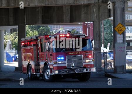 Portland, USA. Juni 2021. Ein Feuerwehrmotor reagiert auf einen Notfall in Portland, Oregon, am 28. Juni 2021, wo die Temperaturen ein Allzeithoch von 116 Grad Fahrenheit erreichten. (Foto von Alex Milan Tracy/Sipa USA) Quelle: SIPA USA/Alamy Live News Stockfoto