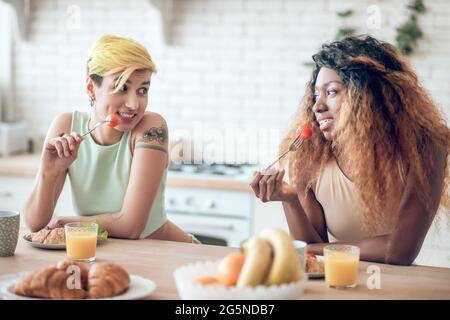 Zwei Freundinnen in verspielter Stimmung beim Frühstück Stockfoto