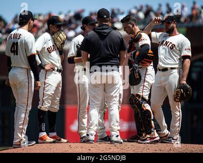 Juni 27 2021 San Francisco CA, USA San Francisco Giants Infield und Manager auf dem Hügel während des MLB-Spiels zwischen den Oakland Athletics und den San Francisco Giants verlor Giants 2-6 im Oracle Park San Francisco Calif. Thurman James/CSM Stockfoto