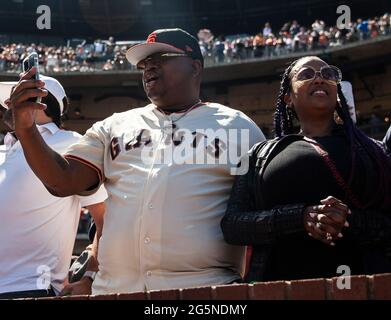 Juni 27 2021 San Francisco CA, USA Bay Area Recording Artist und Producer E-40 und seine Frau hängen mit dem Fan während des MLB-Spiels zwischen den Oakland Athletics und den San Francisco Giants im Oracle Park San Francisco Calif. Thurman James/CSM Stockfoto