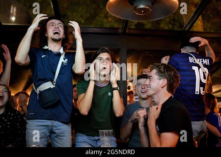 Paris, Frankreich. Juni 2021. Frankreichs Anhänger reagieren während der Übertragung der UEFA Euro 2020 Runde des Fußballspiels 16 zwischen Frankreich und der Schweiz in einer Bar am 28. Juni 2021 in Paris, Frankreich. Die Schweiz besiegte am Montag den Weltmeister Frankreich 5-4 mit Elfmeterschießen in den letzten 16 der Euro 2020, als Kylian Mbappe nach einem spannenden Unentschieden von 3-3 in Bukarest den entscheidenden Spot-Kick im Schießereien verpasste. Foto von Lionel Urman/ABACAPRESS.COM Quelle: Abaca Press/Alamy Live News Stockfoto