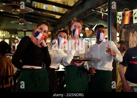 Paris, Frankreich. Juni 2021. Frankreichs Anhänger reagieren während der Übertragung der UEFA Euro 2020 Runde des Fußballspiels 16 zwischen Frankreich und der Schweiz in einer Bar am 28. Juni 2021 in Paris, Frankreich. Die Schweiz besiegte am Montag den Weltmeister Frankreich 5-4 mit Elfmeterschießen in den letzten 16 der Euro 2020, als Kylian Mbappe nach einem spannenden Unentschieden von 3-3 in Bukarest den entscheidenden Spot-Kick im Schießereien verpasste. Foto von Lionel Urman/ABACAPRESS.COM Quelle: Abaca Press/Alamy Live News Stockfoto