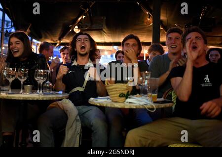 Paris, Frankreich. Juni 2021. Frankreichs Anhänger reagieren während der Übertragung der UEFA Euro 2020 Runde des Fußballspiels 16 zwischen Frankreich und der Schweiz in einer Bar am 28. Juni 2021 in Paris, Frankreich. Die Schweiz besiegte am Montag den Weltmeister Frankreich 5-4 mit Elfmeterschießen in den letzten 16 der Euro 2020, als Kylian Mbappe nach einem spannenden Unentschieden von 3-3 in Bukarest den entscheidenden Spot-Kick im Schießereien verpasste. Foto von Lionel Urman/ABACAPRESS.COM Quelle: Abaca Press/Alamy Live News Stockfoto