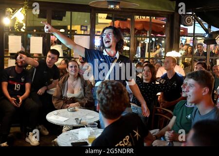 Paris, Frankreich. Juni 2021. Frankreichs Anhänger reagieren während der Übertragung der UEFA Euro 2020 Runde des Fußballspiels 16 zwischen Frankreich und der Schweiz in einer Bar am 28. Juni 2021 in Paris, Frankreich. Die Schweiz besiegte am Montag den Weltmeister Frankreich 5-4 mit Elfmeterschießen in den letzten 16 der Euro 2020, als Kylian Mbappe nach einem spannenden Unentschieden von 3-3 in Bukarest den entscheidenden Spot-Kick im Schießereien verpasste. Foto von Lionel Urman/ABACAPRESS.COM Quelle: Abaca Press/Alamy Live News Stockfoto