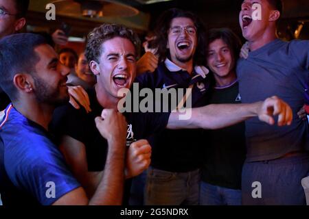 Paris, Frankreich. Juni 2021. Frankreichs Anhänger reagieren während der Übertragung der UEFA Euro 2020 Runde des Fußballspiels 16 zwischen Frankreich und der Schweiz in einer Bar am 28. Juni 2021 in Paris, Frankreich. Die Schweiz besiegte am Montag den Weltmeister Frankreich 5-4 mit Elfmeterschießen in den letzten 16 der Euro 2020, als Kylian Mbappe nach einem spannenden Unentschieden von 3-3 in Bukarest den entscheidenden Spot-Kick im Schießereien verpasste. Foto von Lionel Urman/ABACAPRESS.COM Quelle: Abaca Press/Alamy Live News Stockfoto