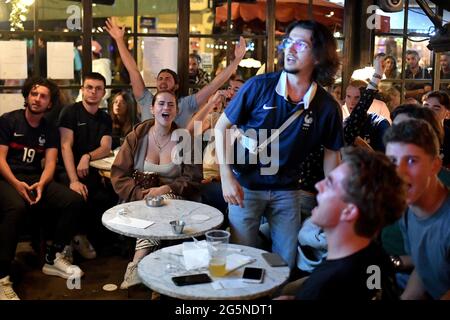 Paris, Frankreich. Juni 2021. Frankreichs Anhänger reagieren während der Übertragung der UEFA Euro 2020 Runde des Fußballspiels 16 zwischen Frankreich und der Schweiz in einer Bar am 28. Juni 2021 in Paris, Frankreich. Die Schweiz besiegte am Montag den Weltmeister Frankreich 5-4 mit Elfmeterschießen in den letzten 16 der Euro 2020, als Kylian Mbappe nach einem spannenden Unentschieden von 3-3 in Bukarest den entscheidenden Spot-Kick im Schießereien verpasste. Foto von Lionel Urman/ABACAPRESS.COM Quelle: Abaca Press/Alamy Live News Stockfoto