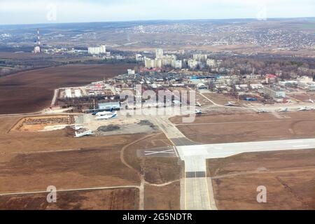 Alter Flugplatz am Rande der Stadt. Alte Flugzeuge im Hangar. Flugzeuge außer Betrieb Stockfoto