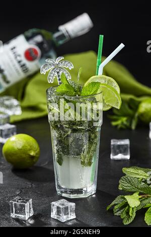 Mojito-Cocktail mit weißem Rum, Zuckersirup, Limette, Sodawasser und Minze Stockfoto