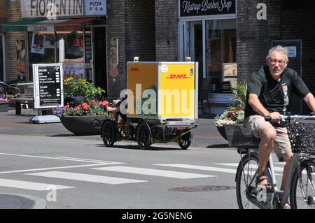Kastrup/Dänemark. 28. Juni 2021, DHL deutscher Radfahrer liefert Mann in Aktion in Kastrup fährt er Fahrrad zu Lieferpaket. (Foto..Francis Joseph D. Stockfoto