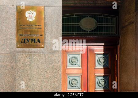 Moskau, Russland - 10. Mai 2021: Bau der Staatsduma der Russischen Föderation, Unterschrift Übersetzung: Staatsduma Stockfoto
