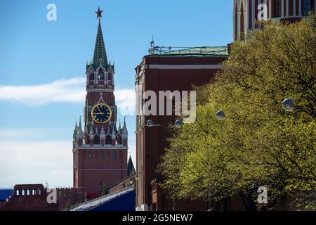 Russische Föderation.Spasskaya Turm auf dem Roten Platz. Der zentrale Platz von Moskau. Die Mauern des Kremls. Die Architektur der Hauptstadt von Russland.Re Stockfoto
