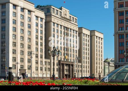 Moskau, Russland - 10. Mai 2021: Bau der Staatsduma der Russischen Föderation, Unterschrift Übersetzung: Staatsduma Stockfoto