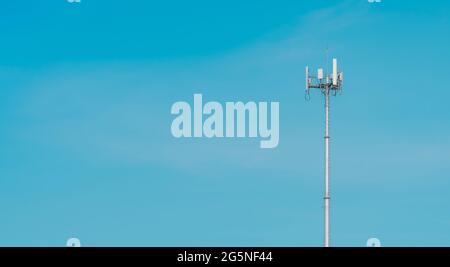Telekommunikationsturm mit klarem blauen Himmel Hintergrund. Die Antenne am blauen Himmel. Radio- und Satellitenmast. Kommunikationstechnologie. Telekommunikation Stockfoto
