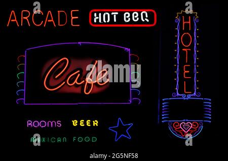 Photo Composite Neon Schilder Cafe und Hotel Stockfoto