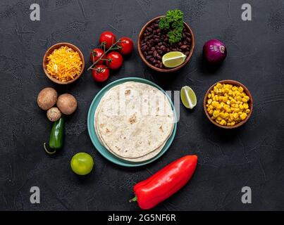 Zubereitung vegetarischer Tacos mit Pilzen, Bohnen, Paprika, Mais und Käse. Stockfoto