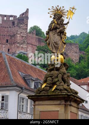 Marienstatue und Schloss, Heidelberg, Baden-Württemberg, Deutschland, Europa Marienstatue und Schloss, Heidelberg, Baden-Württemberg, Deutschland Stockfoto