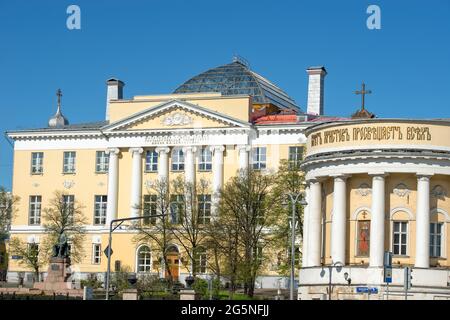 Moskau, Russland - 10. Mai 2021: Ansicht des Gebäudes der Moskauer Lomonossow-Universität und der Kirche von Tatiana dem Großen Märtyrer auf Mokhovaya S. Stockfoto